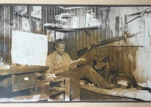 Anders Feyling og hunden på værstasjonen Torgilsbu i Grønland i 1933.