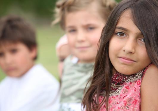 Tre skolebarn med ulik minoritetsbakgrunn