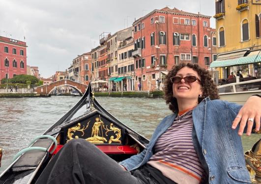 Student i gondol i Venezia