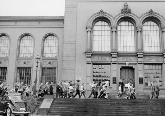 Studentene på vei fra Bergen Museum til det nye Universitetsbiblioteket