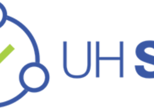 UH Sak logo, UH SAK i tekst og en blå pil i sirkel med en grønn hake inni.