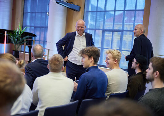 Trygve Slagsvold Vedum snakker med studenter i UiBs aula