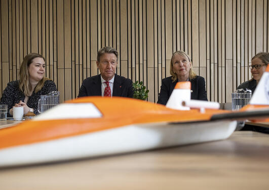 Olje- og energiminster Terje Aasland sammen med Rektor ved UiB Margareth Hagen. I fornt et vindmålningsfyl.