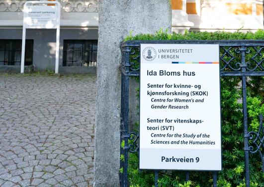 Sign: Universitetet i Bergen, Ida Bloms hus, with SKOK and SVT's full names