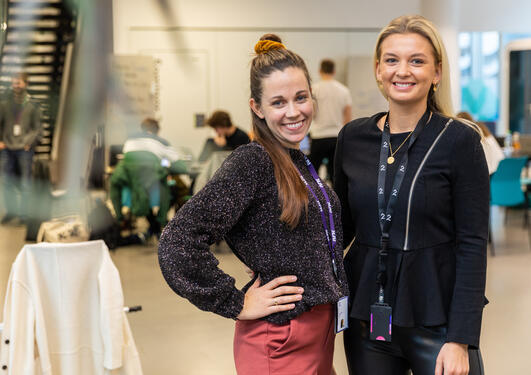 Helena Viktoria Johnsen og Amalie Nord Hagen har fått jobb etter å ha vært i praksis