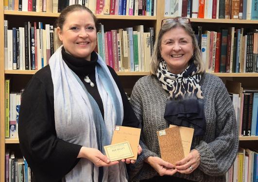 Ulla Kallenbach og Gina Dahl med papirer fra Teaterarkivet.