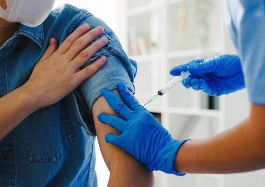 Vaksine settes i overarm