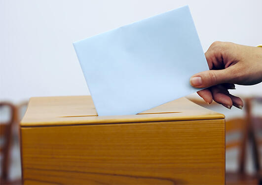 Illustrasjonsfoto: Stemmeseddel legges i valgurne.