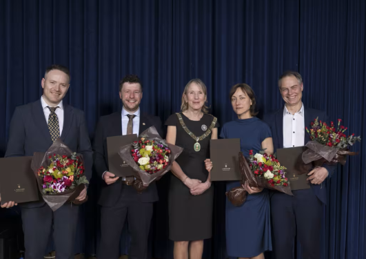 Prisvinnerne sammen med rektor Margareth Hagen