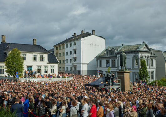 Bildet viser Museplass fylt med studenter under velkomstseremonien i 2023.