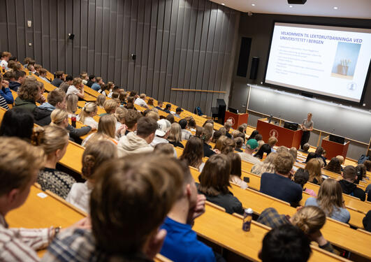 Fullsett sal med nye studentar 