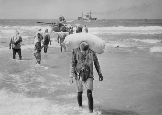 Gaza, mai 1957. Palestinske flyktninger bærer melsekker.
