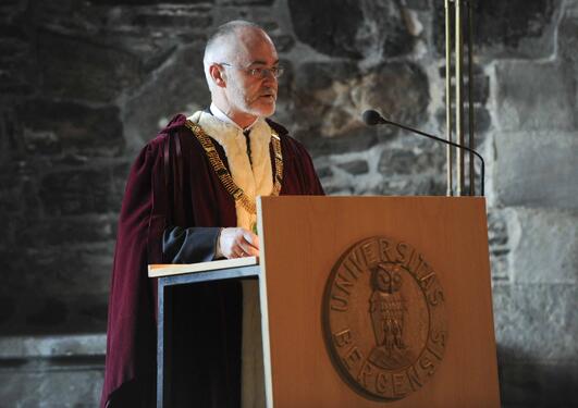 Rektor Sigmund Grønmo er svært fornøyd med antallet avlagte doktorgrader....
