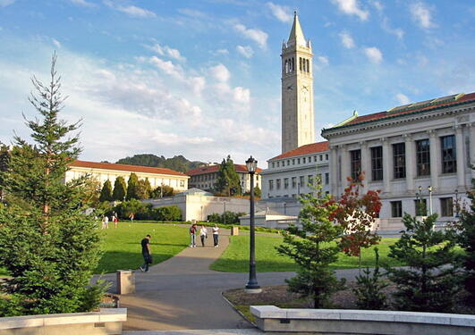 UC Berkeley campus med Sather Tower