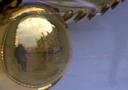 Daniel Apollon  foreviget i refleksjonen av pendelen til den skulpturelle...