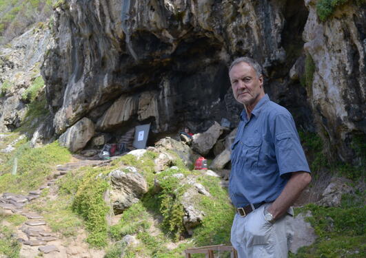 Professor ved AHKR, Christopher Henshilwood, utenfor Blombos-grotten i Sør-Afrika. Hans foreslåtte forskningssenter er med i kampen å få SFF-merkelapp.