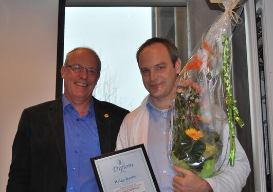 Prodekan Robert Bjerknes (t.v.) delte ut Falchs juniorpris for 2011 til Helge...