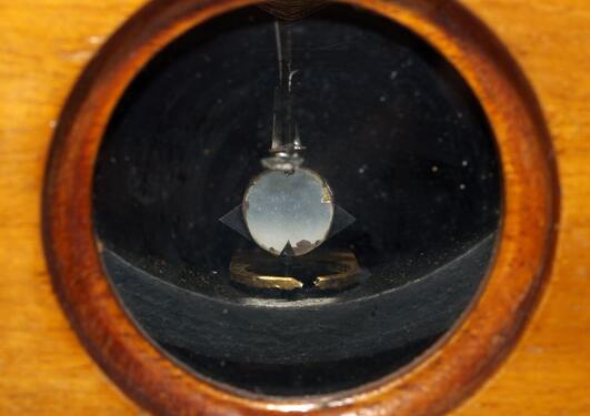 Detalj fra speilgalvanometer