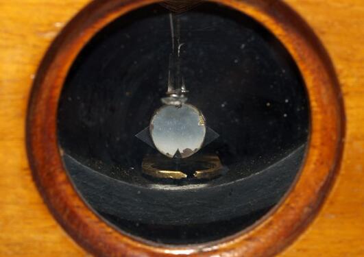 Detalj fra speilgalvanometer