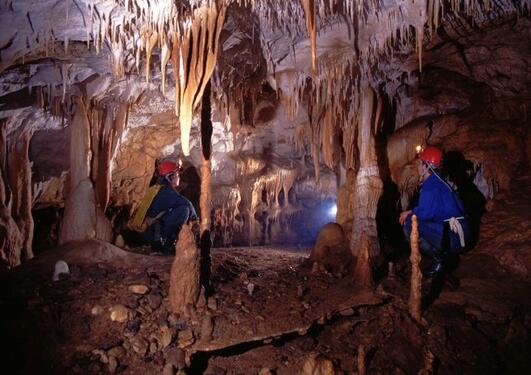 Grotte i Romania med stalaktitter og stalagmitter.