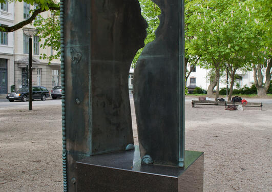 Gunnar Torvund, 1995. Skulptur i bronse, 265 cm høy.