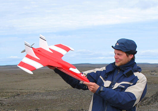 Marius Opsanger Jonassen med et modellfly som brukes til atmosfæriske målinger