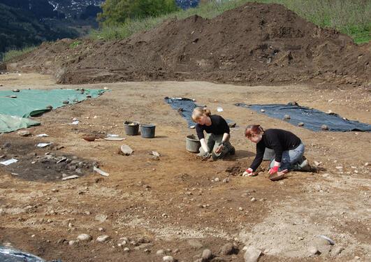3. Marie Ødegård og Anita Haugen renser opp strukturer