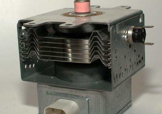 Magnetron - generator for mikrobølgestråling