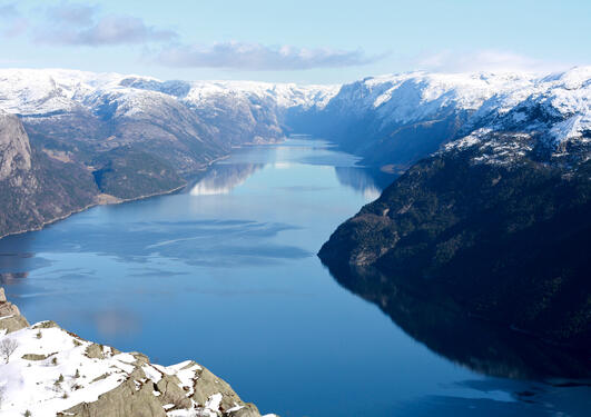Isbreer har både formet både høyfjellsplatåer og fjorder i Norge.