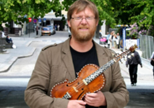 Per Omholt er høgskolelektor ved Høgskolen i Telemark, og utøvende musiker på...