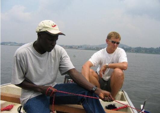 Taddeo og Øyvind gjør feltarbeid på Viktoriasjøen, Uganda.