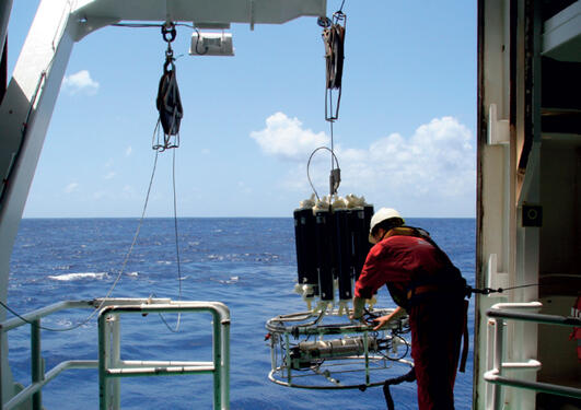 Forskerne henter sedimentkjerner fra havbunnen i tropene for å knytte den...